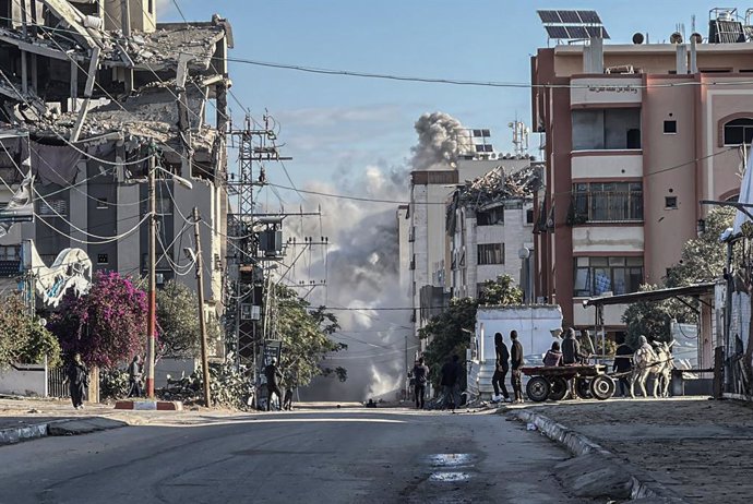 November 28, 2024, Nuseirat, Gaza Strip, Palestinian Territory: Smoke and dust rise from the al-Nasre apartment after the attack by the Israeli army on the apartment in the Nuseirat Refugee Camp in the central part of Gaza city, Gaza on November 28, 2024,