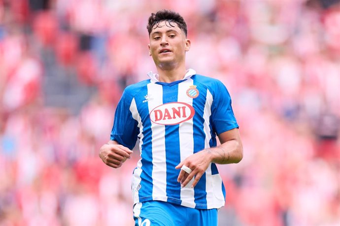 Archivo - Alejo Veliz of RCD Espanyol looks on during the LaLiga EA Sports match between Athletic Club and RCD Espanyol at San Mames on October 19, 2024, in Bilbao, Spain.