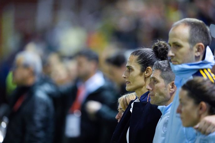 Archivo - Montse Tome, head coach of Spain, looks on during the International Friendly match played between Spain and Canada at Francisco de la Hera stadium on October 25, 2024, in Badajoz, Spain.