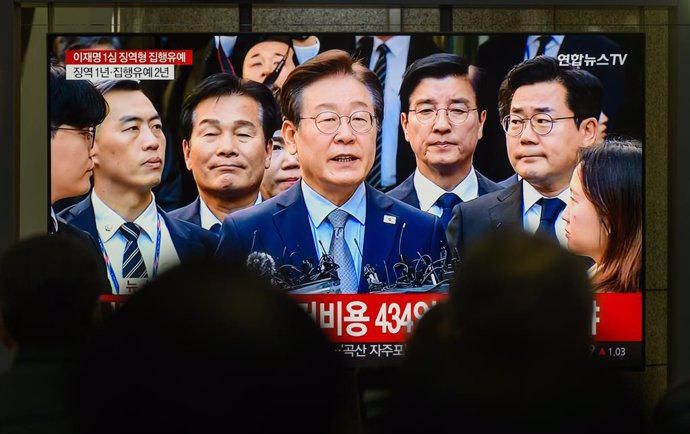 November 15, 2024, Seoul, South Korea: A 24-hour Yonhapnews TV broadcast at Yongsan Railway Station in Seoul live broadcast shows South Korea's main opposition Democratic Party (DP) leader Lee Jae-myung (C) speaks as he leaves the Seoul Central District C