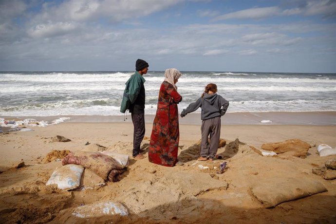 Imagen de archivo de palestinos desplazados en la Franja de Gaza