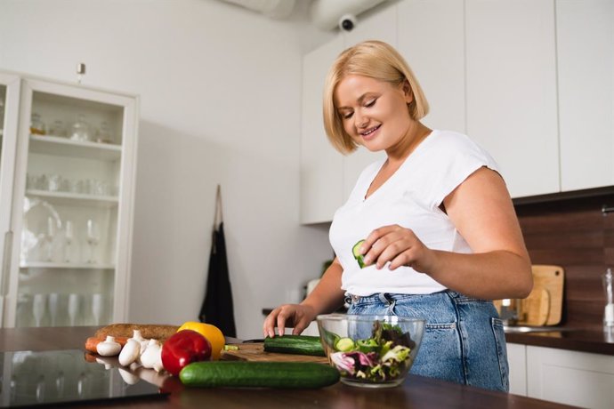 Archivo - Mujer cocinando una dieta saludable