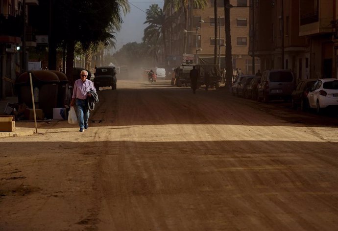 Polvo en las calles de Paiporta, a 2 de diciembre de 2024, en Paiporta