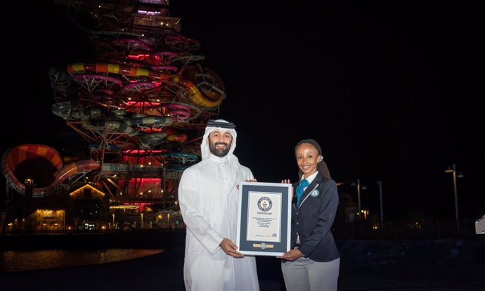 Close Up H.E Sheikh Nasser bin Abdulrahman Al-Thani, Managing Director and Chairman of Qetaifan Projects Receiving the GWR Certificate