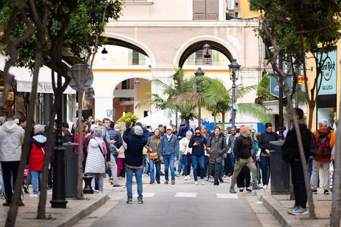 Archivo - Varios turistas en el centro de Palma de Mallorca, a 23 de abril de 2024, en Palma de Mallorca, Mallorca, Baleares (España).