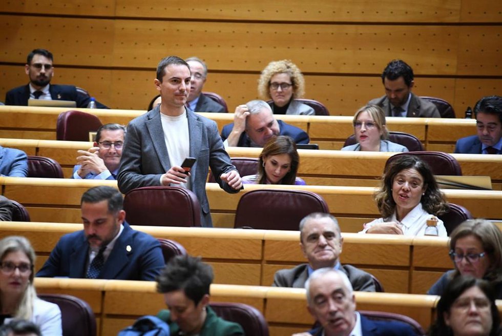 El senador del PSOE Juan Lobato durante una sesión de control al Gobierno en el Senado, a 3 de diciembre de 2024, en Madrid (España). El Gobierno ha respondido hoy a las preguntas de la oposición que se han centrado en la gestión de la DANA, las polémic