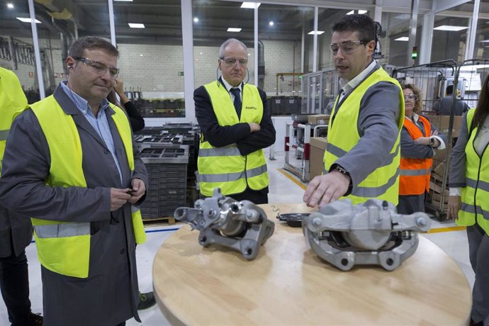 El consejero de Industria, Empleo, Innovación y Comercio, Eduardo Arasti, visita la planta Hitachi Astemo Buelna