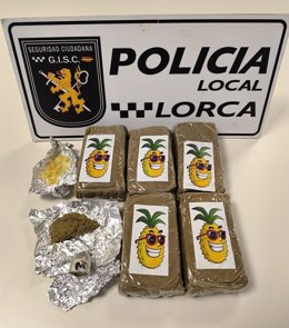 Droga aprehendida por agentes de la Policía Local de Lorca durante un control preventivo en materia de seguridad ciudadana en Plaza de España