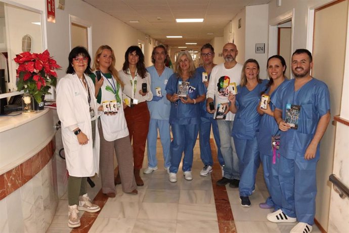 Profesionales sanitarios del Macarena, con los equipos de radios portátiles que se prestarán a pacientes ingresados sin acompañantes.