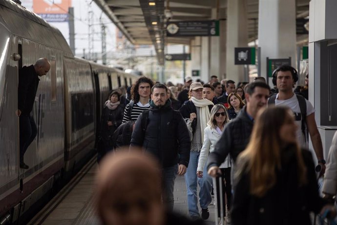 Imagen de archivo de varias personas con maletas que llegan a la estación Joaquín Sorolla tras coger el primer AVE recuperado tras la dana