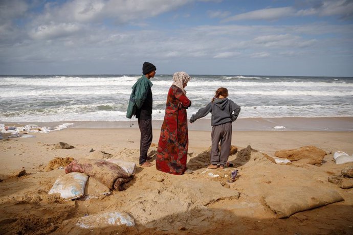 Imatge d'arxiu de palestins desplaçats a la Franja de Gaza