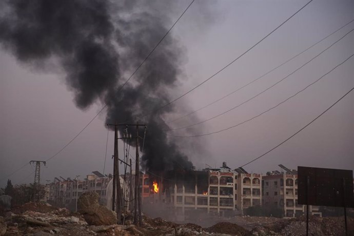 Columnas de humo en la ciudad de Alepo, Siria, en el marco de la ofensiva rebelde y yihadista contra las fuerzas gubernamentales en la provincia (archivo)