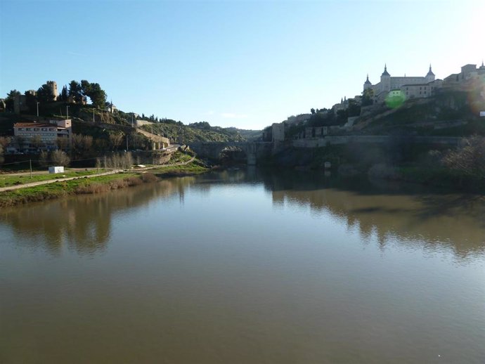 Archivo - El río Tajo a su paso por Toledo.