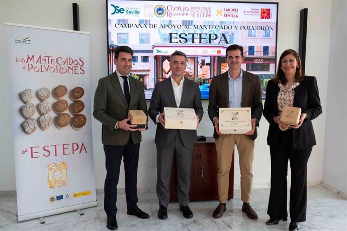 El vicepresidente de Prodetur, Rodrigo Rodríguez Hans, con el alcalde de Estepa, Antonio Jesús Muñoz, y el presidente del Consejo Regulador IGP Mantecados y Polvorones, José María Fernández.