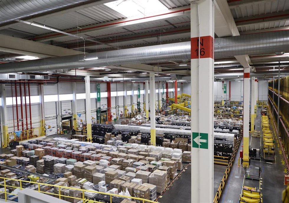 Archivo - Centro logístico de Amazon
