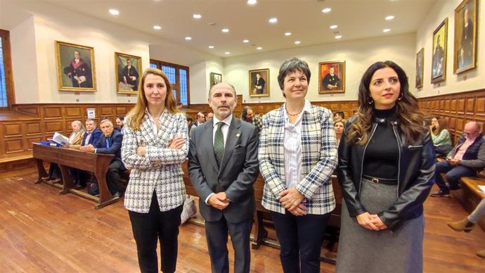 Cristina González Morán, directora general de Universidad; Ignacio Villaverde, rector de la Universidad; Susana Luque, vicerrectora de Transferencia y Relaciones con la Empresa, y Verónica Cañal Fernández, directora de Área de Cátedras