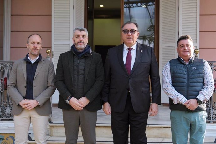 El consejero de Turismo y Andalucía Exterior, Arturo Bernal; el secretario general de UGT Andalucía, Oskar Martín; el secretario general de la Federación FeSMC, Eduardo Carrillo; y el secretario institucional, Rafael Gelo.