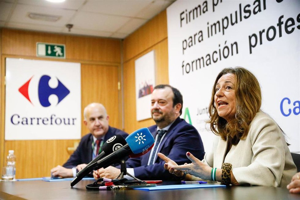 La consejera de Desarrollo Educativo y FP de la Junta, María del Carmen Castillo, durante la rueda de prensa en Carrefour (Almería).