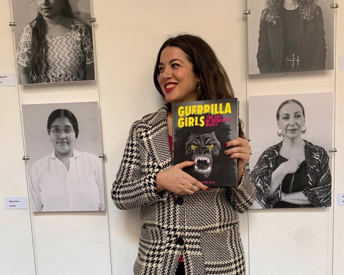 La investigadora de la UCO Luisa Rodríguez Muñoz con el folleto de Guerrilla Girls.