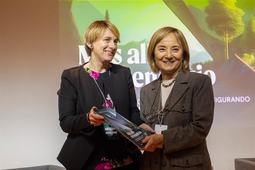 La presidenta de Banca Etica, Anna Fasano, y la vicepresidenta del Banco Europeo de Inversiones (BEI), Gelsomina Vigliotti, durante la presentación del 7 informe sobre Finanzas Éticas en Europa.