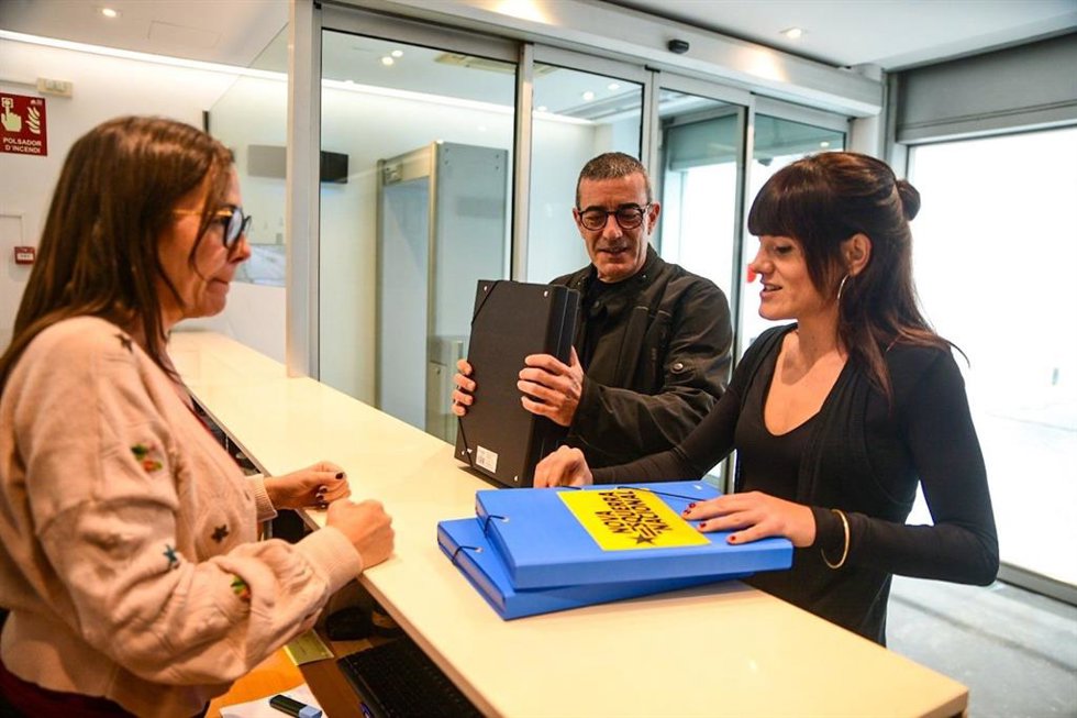 El candidato de 'Nova Esquerra Nacional' a presidir ERC, Xavier Gods, y la candidata a secretaria general, Alba Camps, presentan en la sede de ERC los avales que han recogido para presentarse al congreso del 30 de noviembre.