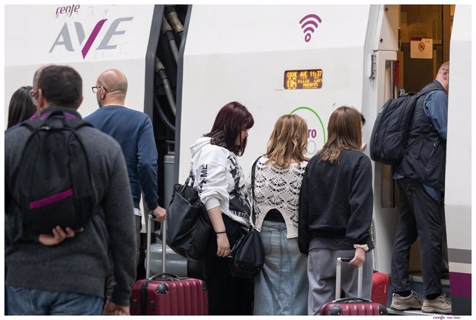 Archivo - Renfe ofrece 128.000 plazas durante el puente en los trenes de Málaga, Sevilla, Córdoba y Huelva con destino Madrid.