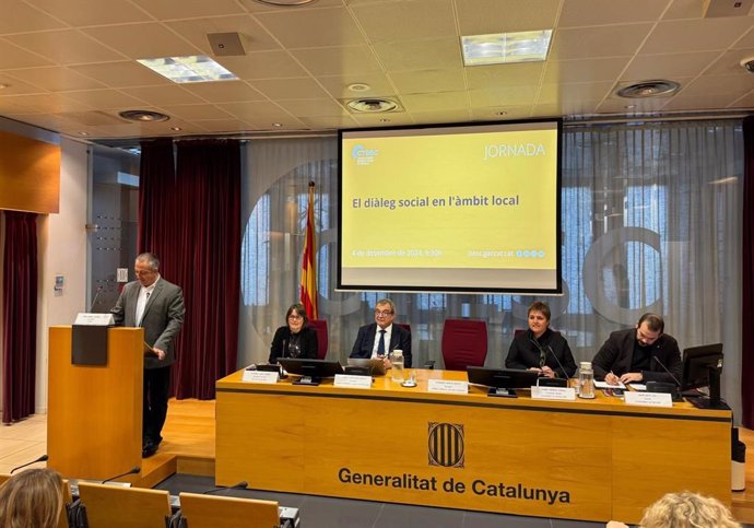 El presidente del Ctesc, Toni Mora, en la apertura de la jornada 'El diàleg social en l'àmbit local'