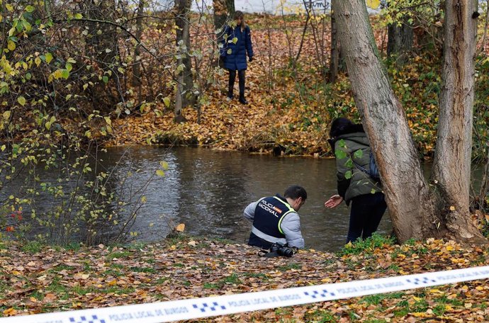 Un agente de la Policía Científica en el lugar en el que se descubrió el cuerpo, a 4 de diciembre de 2024, en Burgos, Castilla y León (España).