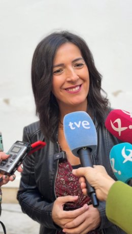 La precandidata a la Secretaría General del PSOE de Extremadura, Esther Gutiérrez, atiende a los medios en Cácers