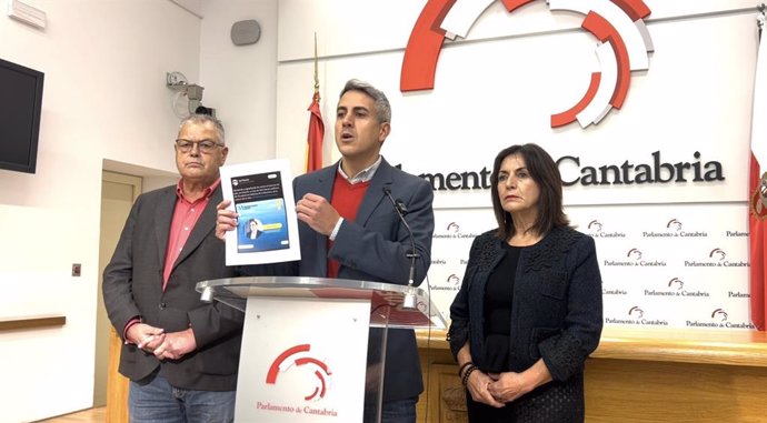 El secretario general del PSOE y portavoz parlamentario, Pablo Zuloaga, n una rueda de prensa en la que ha comparecido acompañado de los parlamentarios socialistas Joaquín Gómez y Ana Belén Álvarez