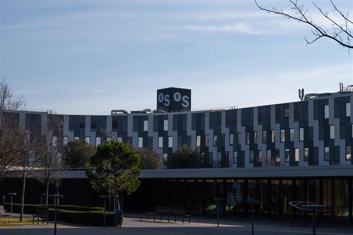 Archivo - Edificio del Banco Sabadell, a 1 de febrero de 2024, en San Cugat del Vallés, Barcelona, Catalunya (España).