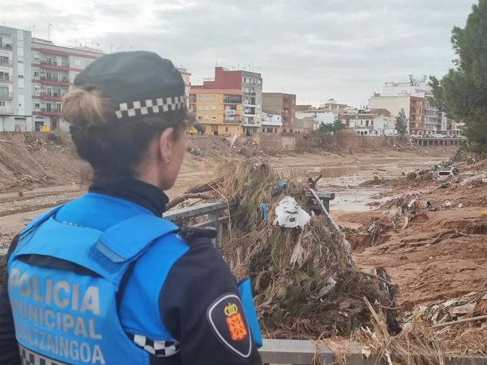 Una agente de la Policía Municipal de Pamplona en Paiporta.