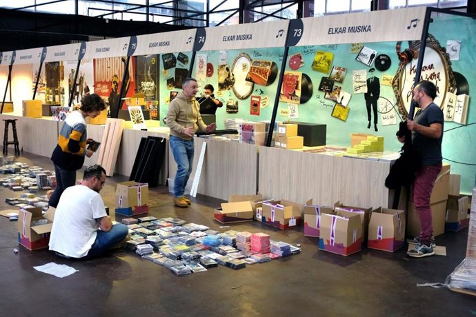 Elkar Musikaren erakusmahaiak prestatzen