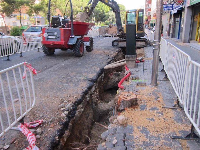 Archivo - Imagen de archivo de una máquina excavadora en una calle.