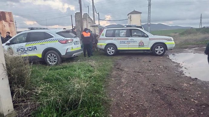 Agentes en Peñarroya-Pueblonuevo ante el caso de supuesto maltrato animal a perros.