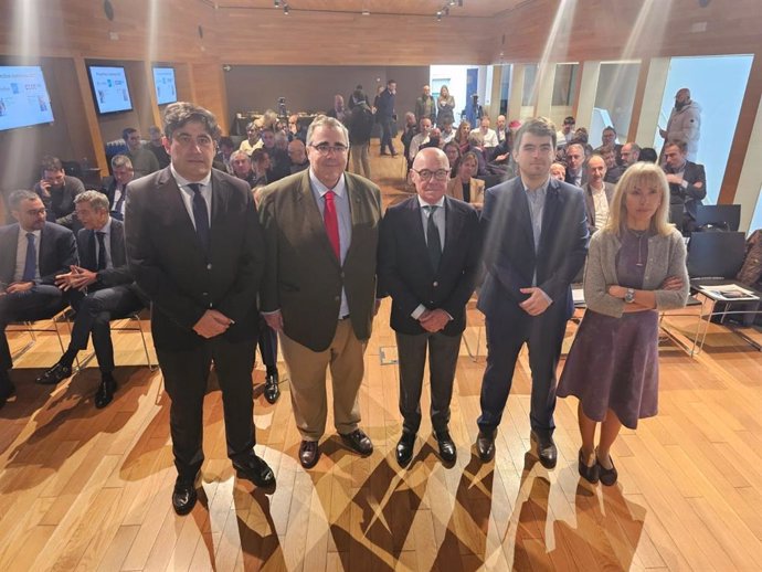 Jornada para analizar el futuro económico de España y La Rioja, organizada por la FER, CaixaBank y CEOE