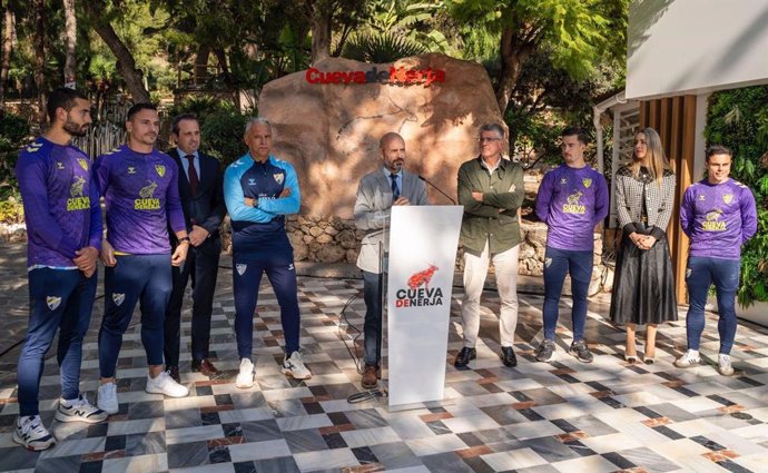 El presidente de la Fundación Cueva de Nerja recibe a miembros del Málaga CF.