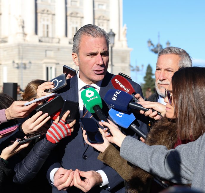 El portavoz del grupo parlamentario de Vox en el Ayuntamiento de Madrid, Javier Ortega Smith, durante el acto institucional organizado por el Ayuntamiento de Madrid con motivo del Día de la Constitución frente al Palacio Real