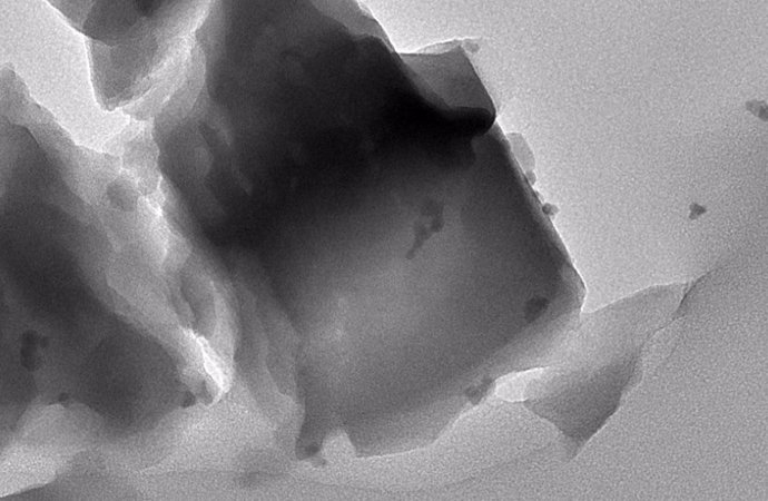 El catalizador consiste en silicato de aluminio modificado con hierro más una enzima llamada alcohol oxidasa.