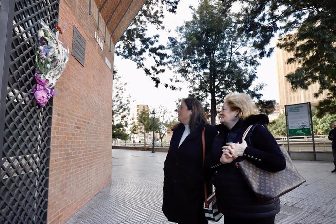 Hermanas de García Caparrós frente a la placa homenaje en Málaga