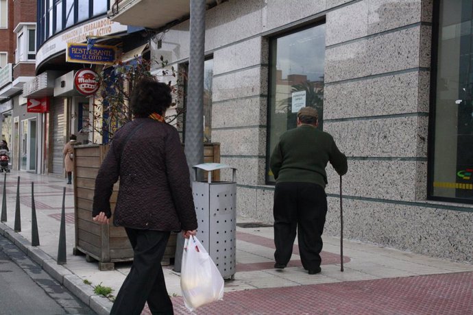 Archivo - Calle, gente caminando, anciano, señora, paseo