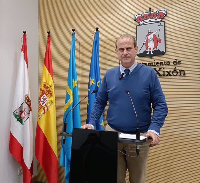 El concejal del Grupo Municipal Socialista en el Ayuntamiento de Gijón, Tino Vaquero, en rueda de prensa en el Consistorio gijonés.