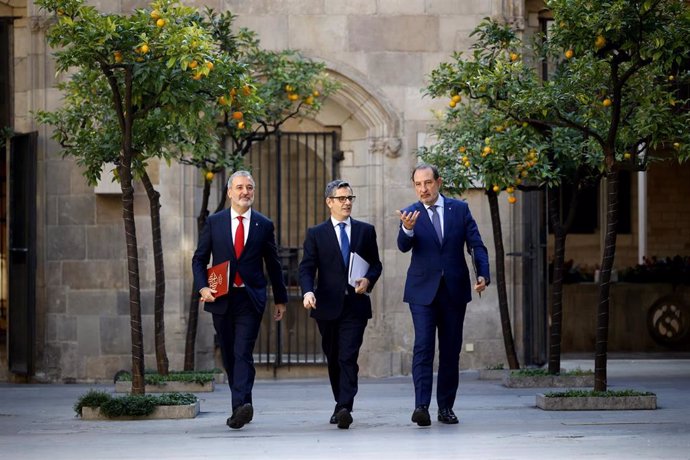 El alcalde de Barcelona, Jaume Collboni; el ministro de Presidencia, Justicia y Relaciones con las Cortes, Félix Bolaños,  y el conseller de Justicia y Calidad Democrática, Ramon Espadaler