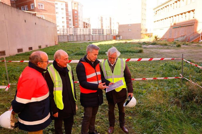 El consejero municipal de Urbanismo, Infraestructuras, Energía y Vivienda del Ayuntamiento de Zaragoza, Víctor Serrano, en los suelos el antiguo Colegio Jesús y María