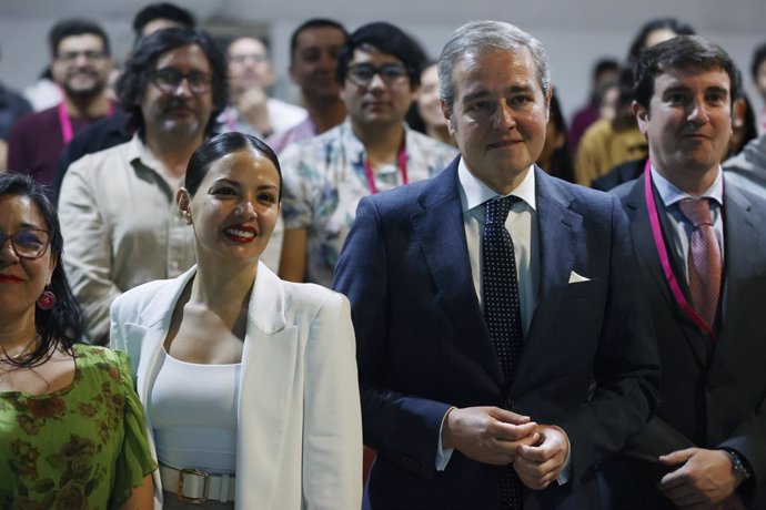 La ministra de las Culturas, las Artes y el Patrimonio de Chile, Carolina Arredondo (I) y al viceconsejero de Cultura del Gobierno Vasco, Andoni Iturbe  este martes en Santiago (Chile)