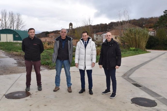 El consejero de Política Local, Infraestructuras y Lucha contra la Despoblación, Daniel Osés, junto al director generral de Política Localn, Óscar León, y el alcalde de Villarta-Quintana, José María Villar, visitan obras en la localidad