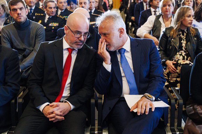 El ministro de Política Territorial y Memoria Democrática, Ángel Víctor Torres (d), y el delegado del Gobierno en Madrid, Francisco Martín (i),  durante el acto de conmemoración del 46º aniversario de la Constitución Española organizado por la 