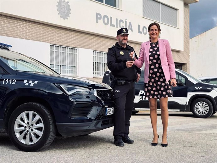 La alcaldesa de Archena, Patricia Fernández, durante la presentación del nuevo coche patrulla