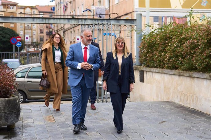 Archivo - El ministro de Política Territorial, Ángel Víctor Torres, y ladelegada del Gobierno en Cantabria, Eugenia Gómez de Diego, con Zoraida Hijosa en el segundo plano