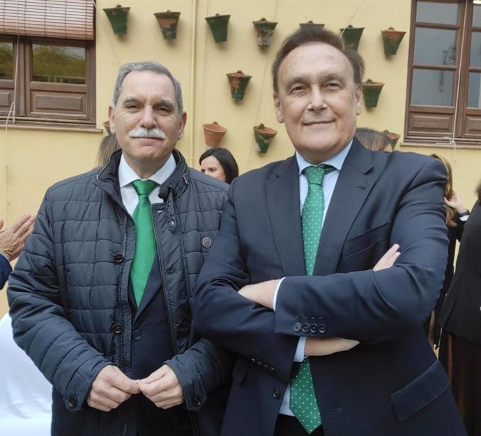 Gómez Villamandos (dcha.), junto al delegado de Desarrollo Educativo y Formación Profesional de la Junta en Córdoba, José Francisco Viso.